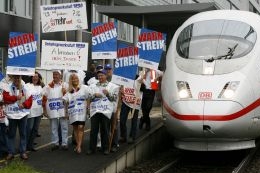 Stávkující zaměstnanci německých drah ve Freiburgu
