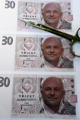 Bankovky s obrázkem ministra Julínka.
