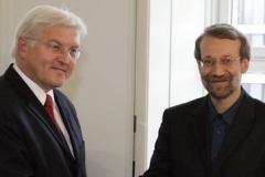 Německý ministr zahrananičír Frank-Walter Steinmeier (vlevo) vítá šéfa iránského odpůrce jaderného programu Alího Larijaniho.