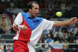 Radek Štěpánek se na tenisovém turnaji oblékne do české trikolóry.