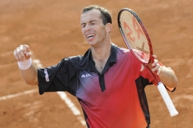 Radek &Scaron;těp&aacute;nek se raduje z v&iacute;tězstv&iacute; nad Rogerem Federerem.