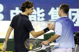 Radek Štěpánek (vpravo) a Roger Federer po utkání na Turnaji mistrů.