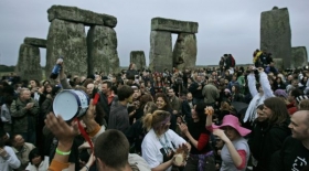 Ve Stonehenge se sešla pestrobarevná až bizarní společnost.