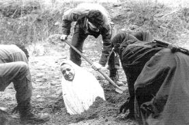 Neznámý záběr jednoho ze způsobů muslimského kamenování.