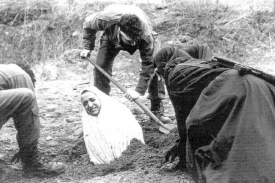 Příprava ženy odsouzené za cizoložství na krutou smrt. Írán.