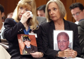 Eckertová (vpravo) a další vdova po ovběti teroru v NY.