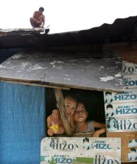 Filipínci zpevňují před příchodem tajfunu své příbytky