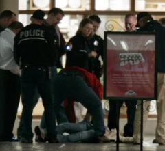 Policisté v nákupním středisku Trolley Square Mall v Salt Lake City, kde začal v pondělí v noci neznámý miž střílet do lidí.