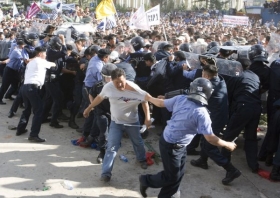 Střet demonstrantů s policií v ulicích Ulánbátaru.