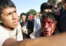 Střety soupenců autonomie a přívrženců prezidenta Moralese byly krvavé