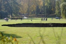 V pražském parku Stromovka se 12. října opět propadla půda.