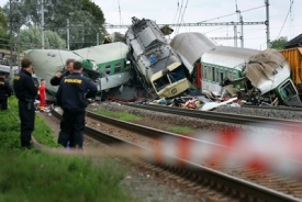 Místo vlakového neštěstí krátce po nehodě.