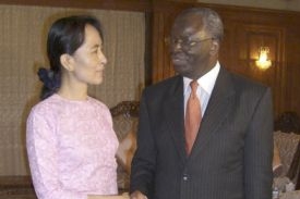 Vůdkyně barmské opozice Su Ťij a zvláštní zmocněnec OSN Gambari