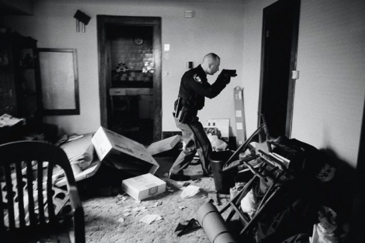 Vítězné foto amerického fotografa Anthonyho Suaua, ukazující finanční krizi v reálu. Detektiv Robert Kole musí prohlédnout vystěhovaný dům v Clevelandu v Ohiu. (Foto: ČTK)