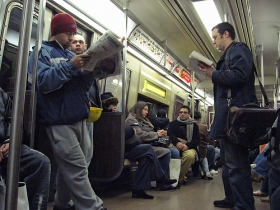 Někdo si v metru čte, jiný třeba najde lásku.