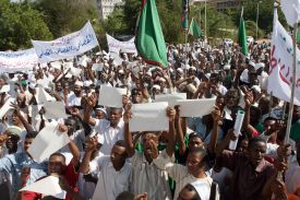 Tisíce Súdánců v Chartúmu požadují popravu Gibbonsové