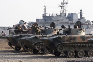 Ruská obrněná technika u abcházského pobřeží.