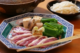 Specialitu sukiyaki si hosté připravují sami z čerstvých surovin.