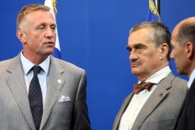 Premiér Mirek Topolánek s Karlem Schwarzenbergem na summitu EU.