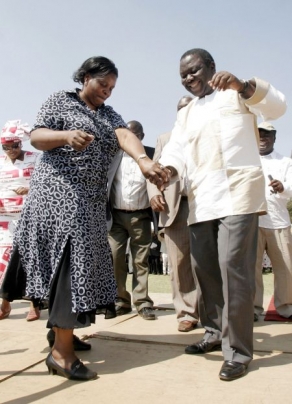 Důvod k tanci? Opoziční vůdce Tsvangirai se svou ženou Susan.