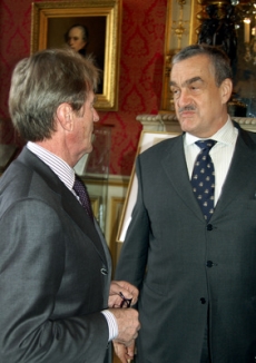 Karel Schwarzenberg se vítá s Bernardem Kouchnerem.