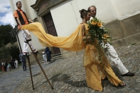 Novomanželé odcházejí po sňatku v Břevnovském klášteře.