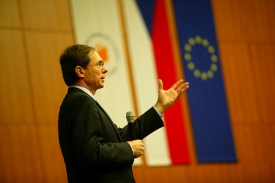 Jan Švejnar během svého vystoupení ve Zlíně.