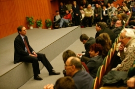 Jan Švejnar má mezi lidmi větší podporu než Václav Klaus.