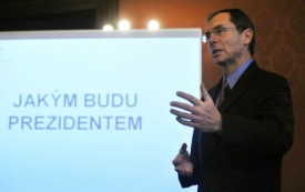 Prezidentský kandidát Jan Švejnar na tiskové konferenci.