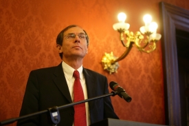 Kandidát na prezidenta Jan Švejnar na tiskové konferenci.