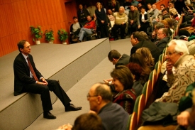 Jan Švejnar diskutuje s občany.