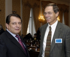 Předseda ČSSD Jiří Paroubek (vlevo) a ekonom Jan Švejnar