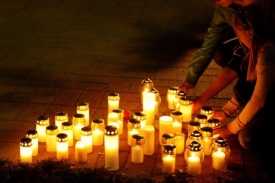 Skandinávie již nechce zapalovat svíčky dalším obětem mladých střelců.