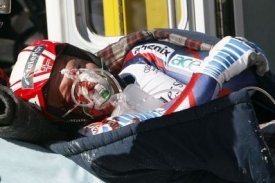 Noský lyžař Svindal v péči zdravotníků.