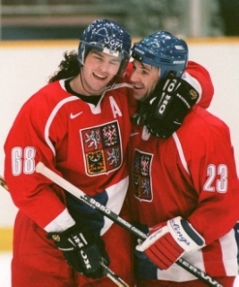 Petra Svobodu (vpravo) objímá na olympiádě v Naganu 1998 Jaromír Jágr.