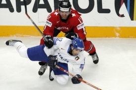 Martin Steinegger ze Švýcarska (nahoře) proti italskému hokejistovi Andre Signorettimu.