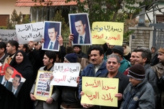 Několik stovek Iráckých uprchlíků v Sýrii protestuje před Úřadem vysokého komisaře pro uprchlíky (UNHCR) v pondělí 5. února proti nové regulaci víz, která byla zavedena kvůli zesílení přílivu Iráčanů na syrské území.