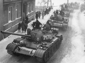 Tanky T-55 v ulicích po vyhlášení výjimečného stavu.