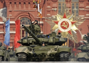 Moderní tanky T-90 na Rudém náměstí. Kolik jich Kreml stihne koupit?