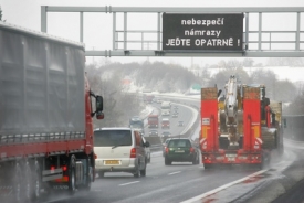 Informační tabule na většině českých dálnic stále chybí.