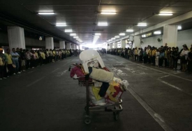 Poslední demonstranti z PAD opouštějí letiště Suvarnabhumi.