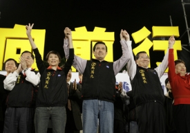 Výherce prezidentských voleb Ma Jing-ťiou (uprostřed).