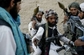 Bojovníci Talibanu na kmenových územích v Pákistánu.