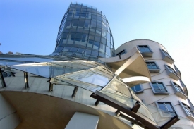 Architekt Gehry je jedním z autorů pražského Tančícího domu.