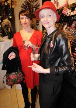 Táňa Vilhelmová (vlevo) a Aňa Vilhelmová na otevření parfumerie.