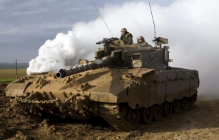 Izraelský tank směřuje do Gazy.