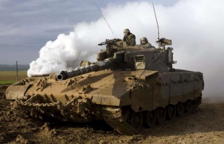 Izraelsk&yacute; tank směřuje do Gazy.