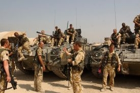 Angličané se svými tanky v Iráku, 2005