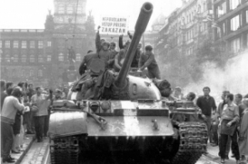 Sovětský tank v obležení na Václavském náměstí v Praze.