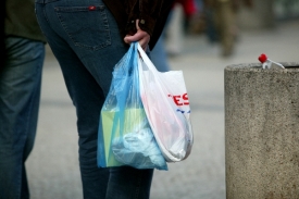 Obchodníci rozdají ročně až tři miliardy jednorázových tašek.